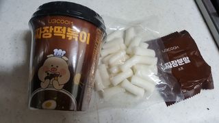 유비쿡 컵떡볶이 매운컵떡볶이2개/ 짜장컵떡볶이 2개  총 4개세트 — 5점을 준 리뷰어가 2021년 2월 올린 사용 사진