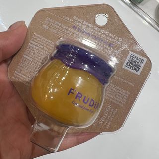 틱톡 [후르디아] 튼입술해결템 올리브영 블루베리 하이드레이팅 허니 립밤 — 5점을 준 리뷰어가 2023년 10월 올린 사용 사진