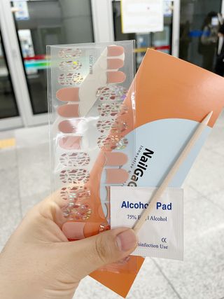 [네일가게] 햇빛에 닿으면 색이 변하는 신기한 햇살 반전 네일스티커_B — 5점을 준 리뷰어가 2021년 8월 올린 사용 사진