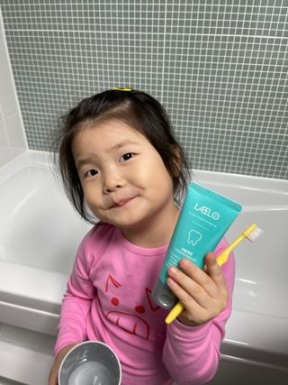 치과에서 쓰는 치약 _ 라벨제로 저불소 꼬마, 키즈, 유아, 베이비, 주니어 안전한 어린이치약 — 4점을 준 리뷰어가 2023년 1월 올린 사용 사진