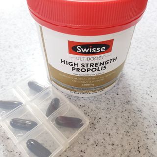 Swisse 스위스 고함량 프로폴리스 2,000mg 210정 — 5점을 준 리뷰어가 2021년 11월 올린 사용 사진