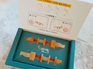 휜 발가락이 아프다면..발가락 스트레칭 보조용품 쿨핀 두발애(1set-2개입) — 3점을 준 리뷰어가 2022년 6월 올린 사용 사진