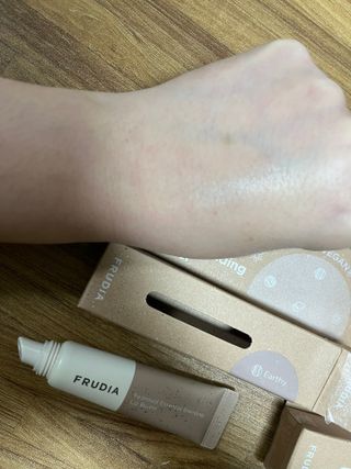 [후르디아] 올리브영 착한보습 비건 립버터 2종 — 5점을 준 리뷰어가 2022년 10월 올린 사용 사진