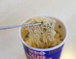 NISSIN 닛신 컵누들  4종 - 씨푸드오리지날, 씨푸드 스파이시, 씨푸드 커리, 씨푸드 XO소스 — 3.5점을 준 리뷰어가 2022년 5월 올린 사용 사진