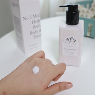 줄라이 모닝 _ JULY MORNING 줄라이모닝 하이드레이팅 퍼퓸드 바디앤핸드 에멀젼 — 5점을 준 리뷰어가 2021년 10월 올린 사용 사진