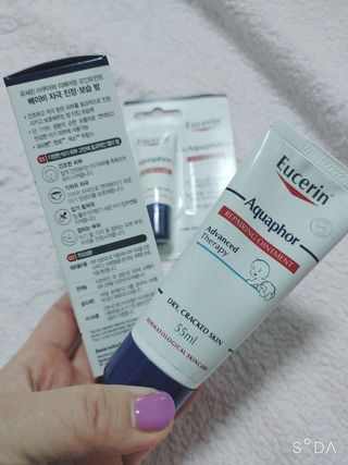 유세린 아쿠아퍼 리페어링 오인트먼트 1개 + 아쿠아퍼 SOS 립 리페어 1개 — 5점을 준 리뷰어가 2022년 2월 올린 사용 사진