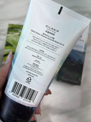 오일아리아 뉴트리 모이스처라이징 세사미 씨드 오일로션 & 데일리 디톡스 세사미 그라운즈 바디스크럽 — 5점을 준 리뷰어가 2023년 6월 올린 사용 사진