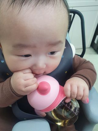 유비맘 트라이탄 코니빨대컵_컬러 랜덤 발송 — 5점을 준 리뷰어가 2020년 12월 올린 사용 사진