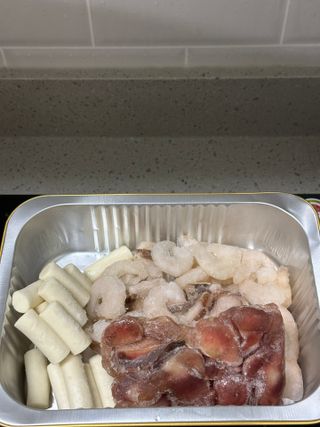 화끈한녀석들 새오똥400g 새우,오징어,똥집 볶음요리 소스,밀떡, 참기름 포함 — 5점을 준 리뷰어가 2022년 12월 올린 사용 사진