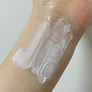 틱톡 [후르디아] 백탁NO! 화잘먹 수분광 선 에센스✨ — 5점을 준 리뷰어가 2023년 6월 올린 사용 사진