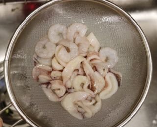 화끈한녀석들 새오똥400g 새우,오징어,똥집 볶음요리 소스,밀떡, 참기름 포함 — 5점을 준 리뷰어가 2022년 12월 올린 사용 사진