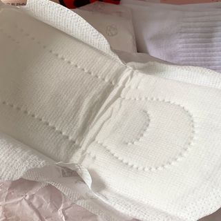 아임오 유기농 생리대 중형 + 레이디오크루삭스 1개 + 쿠폰북 — 5점을 준 리뷰어가 2021년 8월 올린 사용 사진