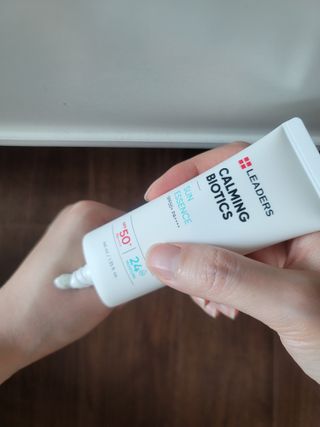 리더스코스메틱 리더스 카밍 바이오틱스 선 에센스 SPF 50+ PA++++ — 5점을 준 리뷰어가 2022년 6월 올린 사용 사진