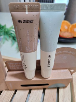 [후르디아] 올리브영 착한보습 비건 립버터 2종 — 5점을 준 리뷰어가 2021년 12월 올린 사용 사진