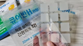 [큐어반H 커팅] 간편하게 떼서 쓰는 자외선차단 습윤밴드 (1팩/30매입) — 5점을 준 리뷰어가 2022년 12월 올린 사용 사진