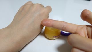 틱톡 [후르디아] 튼입술해결템 올리브영 블루베리 하이드레이팅 허니 립밤 — 5점을 준 리뷰어가 2023년 10월 올린 사용 사진