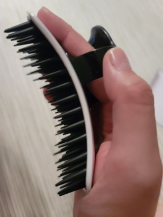 온가족 시원한샴푸 깨끗한두피 샴푸브러쉬 두피스케일링 히트팡블랙에디션 — 5점을 준 리뷰어가 2021년 8월 올린 사용 사진