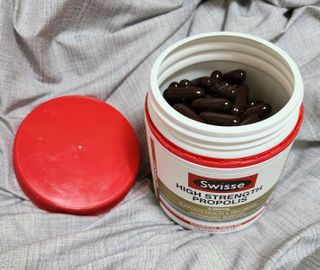 Swisse 스위스 고함량 프로폴리스 2,000mg 210정 — 4점을 준 리뷰어가 2021년 2월 올린 사용 사진