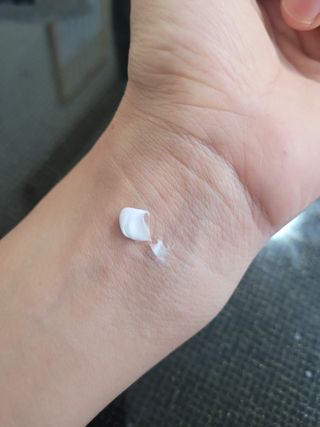 러브모아 향수 고체향수 승무원 고체향수 바르는 향수 니치향수 도손 우드세이지 앤 씨솔트 — 4.5점을 준 리뷰어가 2022년 10월 올린 사용 사진