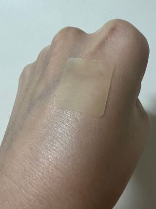 [큐어반H 커팅] 간편하게 떼서 쓰는 자외선차단 습윤밴드 (1팩/30매입) — 5점을 준 리뷰어가 2022년 10월 올린 사용 사진