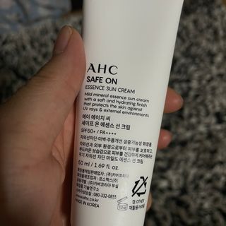 [AHC] 세이프온 에센스 선크림 올리브영 스페셜 증정 기획세트 — 3.5점을 준 리뷰어가 2022년 6월 올린 사용 사진
