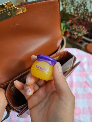 틱톡 [후르디아] 튼입술해결템 올리브영 블루베리 하이드레이팅 허니 립밤 — 5점을 준 리뷰어가 2024년 3월 올린 사용 사진