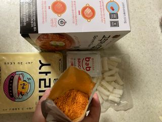 더밥  고추마녀 라볶이 +  나이스미 무설탕 현미후레이크 — 5점을 준 리뷰어가 2021년 10월 올린 사용 사진