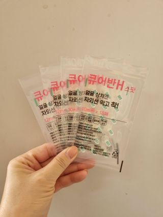 [큐어반H 스팟] 자외선 99프로 차단되는 스틱타입 스팟밴드(1팩 / 66매입) — 4.5점을 준 리뷰어가 2022년 12월 올린 사용 사진