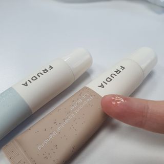 [후르디아] 올리브영 착한보습 비건 립버터 2종 — 5점을 준 리뷰어가 2022년 12월 올린 사용 사진