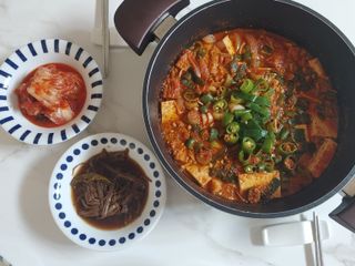 하나마이 [마마쿡] 전 청와대 천상현 셰프의 밑반찬  5종세트(소고기 장조림+연근조림+진미채+간장김자반+새우김자반) — 5점을 준 리뷰어가 2023년 4월 올린 사용 사진