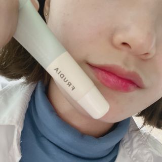 [후르디아] 올리브영 착한보습 비건 립버터 2종 — 4.5점을 준 리뷰어가 2022년 12월 올린 사용 사진
