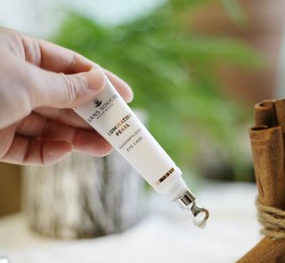 산수시 일루미네이팅 펄 영양 다크서클 스틱 아이 크림 케어 15ml — 5점을 준 리뷰어가 2021년 6월 올린 사용 사진