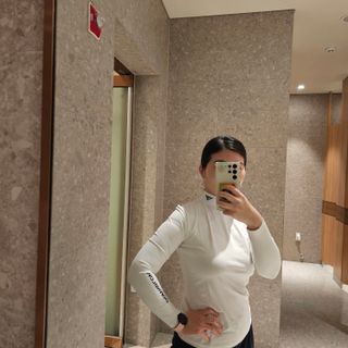 다운블로우DBFWLW-2000-1W FW 여자 스포츠 기능성 골프웨어 기모 이너 티셔츠 (화이트) — 5점을 준 리뷰어가 2024년 12월 올린 사용 사진