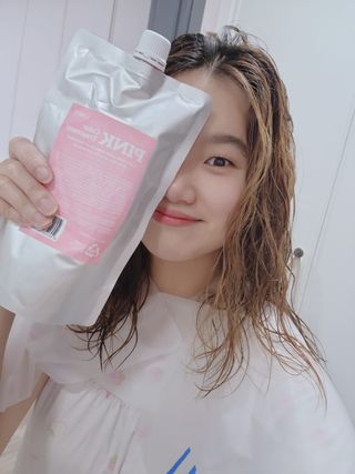 [유니프] 헤어 샤이니 핑크 컬러 트리트먼트 500g — 4점을 준 리뷰어가 2023년 11월 올린 사용 사진