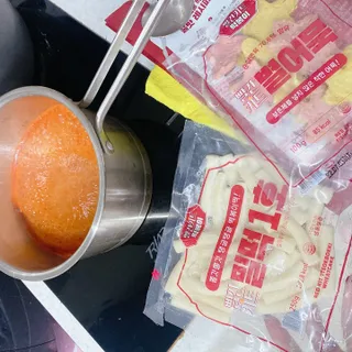 빨간키트 떡볶이 밀키트 2~3인분 매운맛 국물 떡볶이 만들기 쉬운 황금 레시피 분말 소스로 간편한 요리 — 4.5점을 준 리뷰어가 2021년 10월 올린 사용 사진