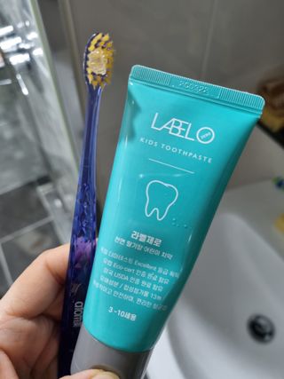 치과에서 쓰는 치약 _ 라벨제로 저불소 꼬마, 키즈, 유아, 베이비, 주니어 안전한 어린이치약 — 5점을 준 리뷰어가 2023년 3월 올린 사용 사진
