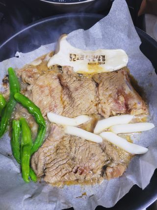 소담스퀘어 상암 통큰오리착한삼겹 1석3조수제양념돼지갈비 — 5점을 준 리뷰어가 2022년 12월 올린 사용 사진