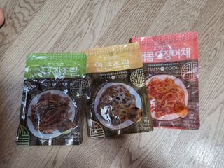 하나마이 [마마쿡] 전 청와대 천상현 셰프의 밑반찬  5종세트(소고기 장조림+연근조림+진미채+간장김자반+새우김자반) — 5점을 준 리뷰어가 2023년 5월 올린 사용 사진