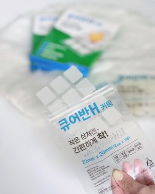 [큐어반H 커팅] 간편하게 떼서 쓰는 자외선차단 습윤밴드 (1팩/30매입) — 5점을 준 리뷰어가 2022년 11월 올린 사용 사진