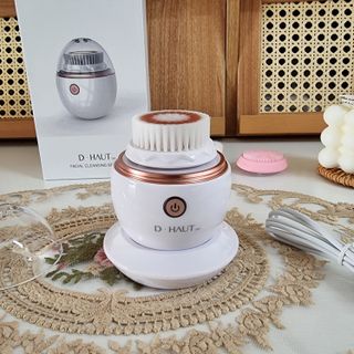 디하우트 랩 디하우트랩 클렌징 피부관리기 진동클렌저 실리콘+2종 인조모 브러시 — 5점을 준 리뷰어가 2021년 11월 올린 사용 사진