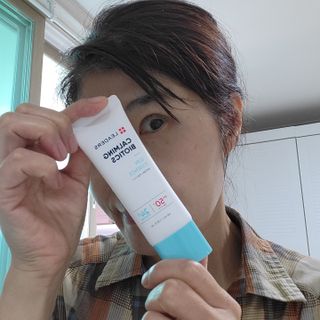 리더스코스메틱 리더스 카밍 바이오틱스 선 에센스 SPF 50+ PA++++ — 5점을 준 리뷰어가 2022년 5월 올린 사용 사진