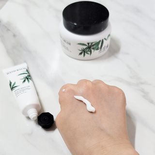 버텍스넘버원 버텍스 넘버원 햄프씨드오일 핸드밤, 바디크림 — 4점을 준 리뷰어가 2022년 3월 올린 사용 사진