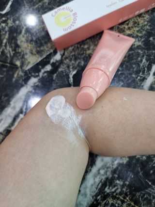 제주인디 카멜리아 블러썸 선크림 — 5점을 준 리뷰어가 2023년 9월 올린 사용 사진