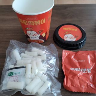 유비쿡 컵떡볶이 매운컵떡볶이2개/ 짜장컵떡볶이 2개  총 4개세트 — 4점을 준 리뷰어가 2021년 7월 올린 사용 사진