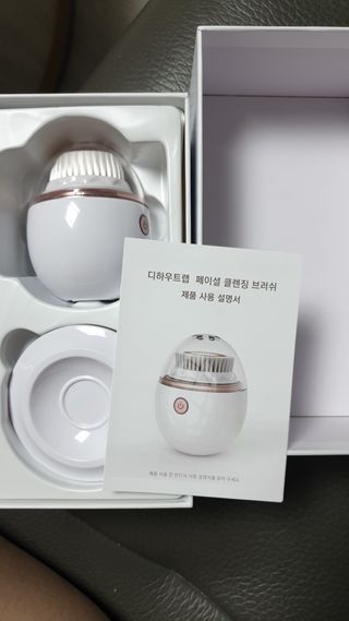 디하우트 랩 디하우트랩 클렌징 피부관리기 진동클렌저 실리콘+2종 인조모 브러시 — 5점을 준 리뷰어가 2021년 11월 올린 사용 사진