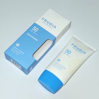 틱톡 [후르디아] 백탁NO! 화잘먹 수분광 선 에센스✨ — 5점을 준 리뷰어가 2023년 9월 올린 사용 사진