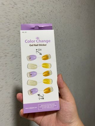 [네일가게] 햇빛에 닿으면 색이 변하는 신기한 햇살 반전 네일스티커 — 5점을 준 리뷰어가 2021년 8월 올린 사용 사진