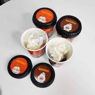 유비쿡 컵떡볶이 매운컵떡볶이2개/ 짜장컵떡볶이 2개  총 4개세트 — 5점을 준 리뷰어가 2021년 4월 올린 사용 사진