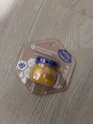 틱톡 [후르디아] 튼입술해결템 올리브영 블루베리 하이드레이팅 허니 립밤 — 5점을 준 리뷰어가 2023년 10월 올린 사용 사진