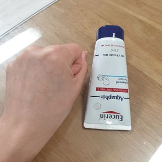 유세린 아쿠아퍼 리페어링 오인트먼트 1개 + 아쿠아퍼 SOS 립 리페어 1개 — 5점을 준 리뷰어가 2022년 2월 올린 사용 사진